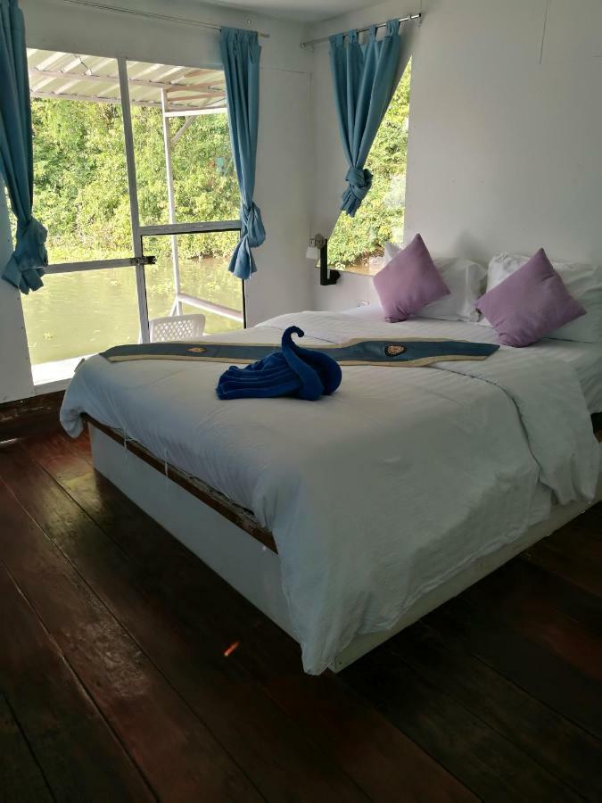 River Marina Resort Утхайтхани Экстерьер фото